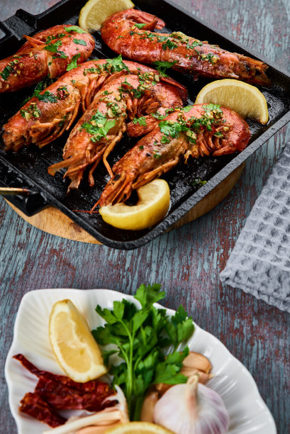 用柠檬和香料烤大虾图片下载