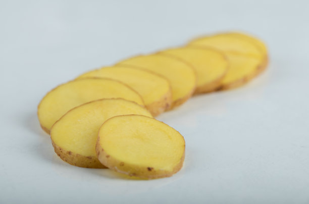 近距离的照片切片土豆在白色的背景图片下载
