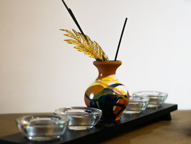 现代的梳妆台，玻璃烛台，金色的树枝，陶瓷花瓶与香棒。家居和水疗的装饰图片下载