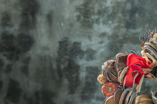 不同的干果在旧水泥墙的背景上。图片下载