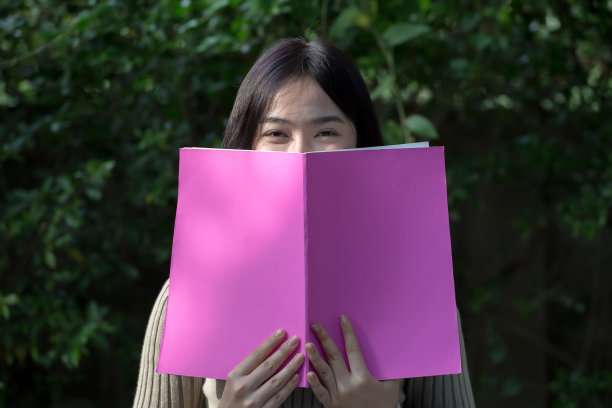 一个女孩在公园里读书图片下载