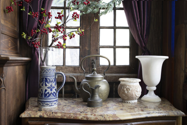 旧木窗边有花瓶、水壶和黄铜烛台。图片下载