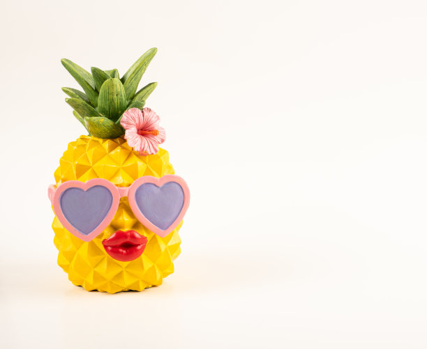 菠萝头的人物与粉红色的眼镜图片下载