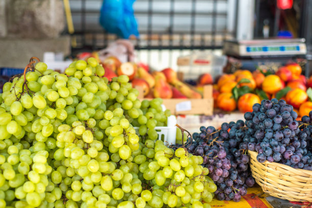在东欧黑山的科托尔市场，一大串多汁的绿色和黑色葡萄。图片下载