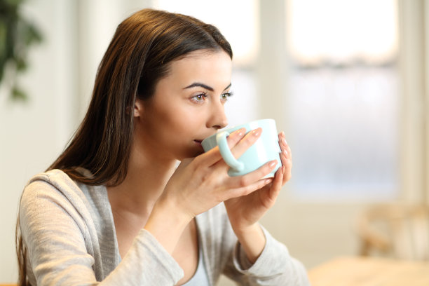 早上在家喝咖啡的女人图片下载