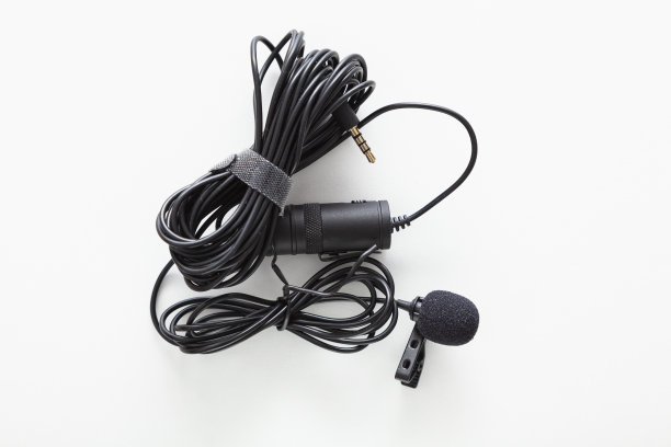 翻领麦克风在白色背景图片下载