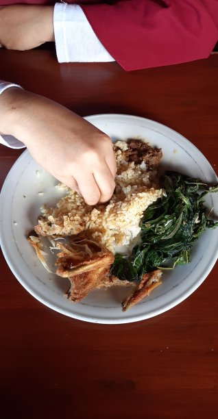 用手吃巴东饭的乐趣。图片下载