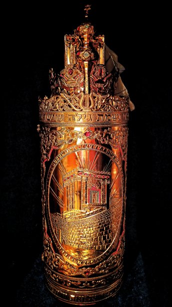 犹太教堂里的金色妥拉盒图片下载