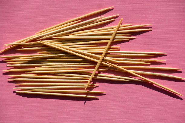 粉色背景的牙签，用于口腔和牙齿卫生图片下载