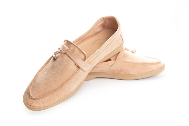 棕色麂皮乐福鞋。工作室拍摄，白色背景图片下载