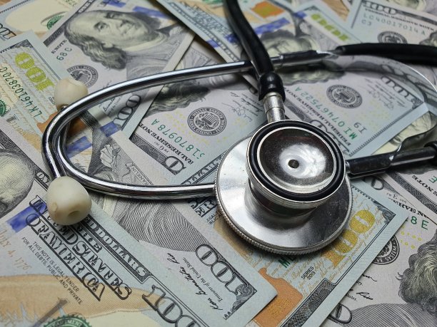 带听诊器的钱可多了。用于网站横幅背景，背景，蒙太奇。图片下载