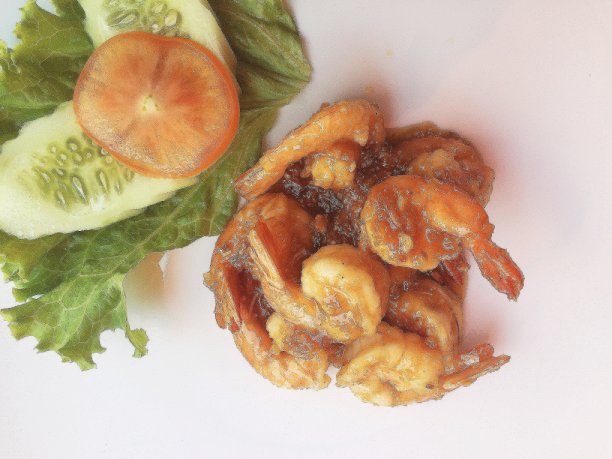 泰式菜肴，用辣椒、辣椒和大蒜炒虾，放在白色盘子上，有选择的重点图片下载