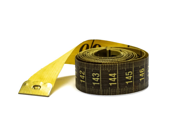 扭曲的卷尺孤立在白色背景上图片下载