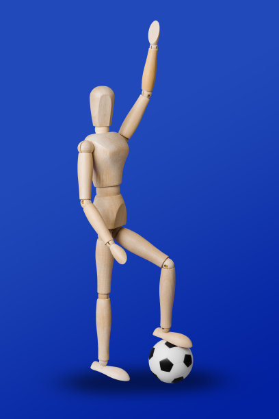 足球木制玩具人物在蓝色图片下载