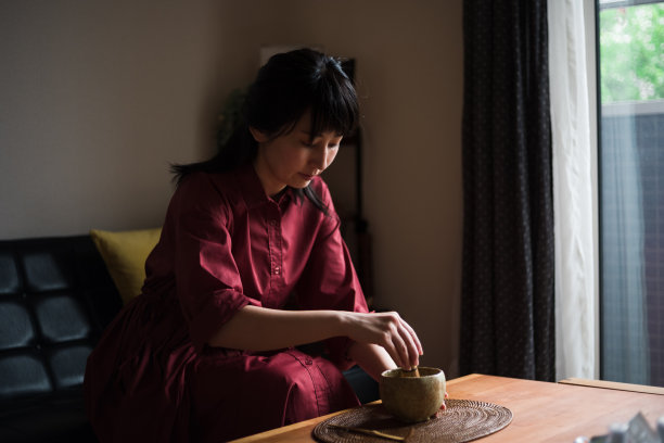 亚洲女性在家享受茶道图片下载