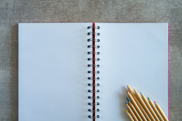 灰色背景上的空白螺旋笔记本和铅笔图片下载