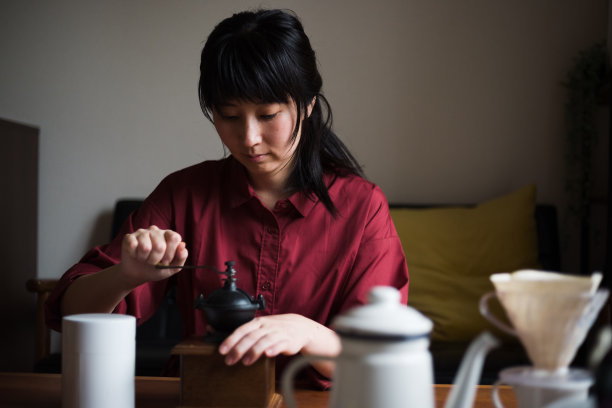 亚洲女人在家享受咖啡时光图片下载