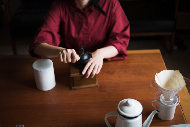 亚洲女人在家享受咖啡时光图片下载