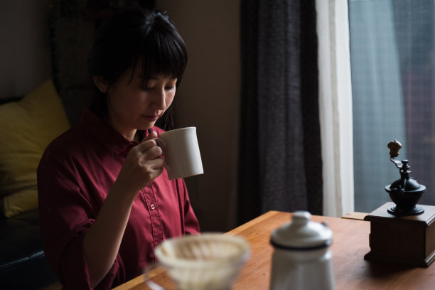 亚洲女人在家享受咖啡时光图片下载
