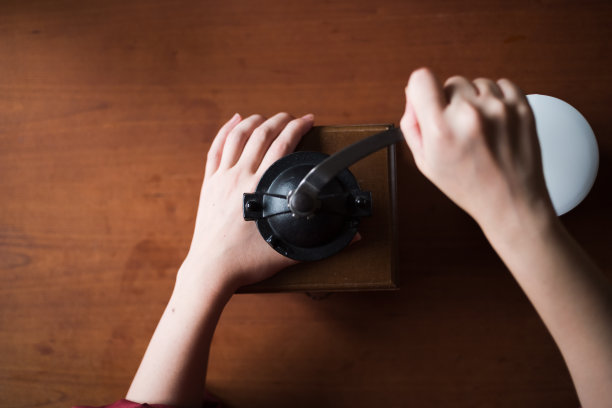 在家享受生活中的咖啡仪式。图片下载