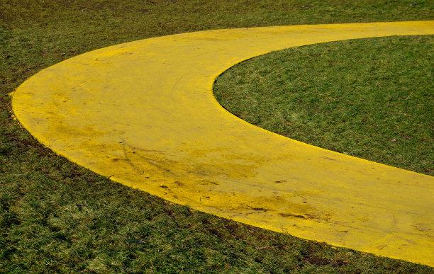 公园里的儿童交通游乐场。彩色的橡胶格子呢可以保护从自行车上摔下来的孩子。在弯道和起伏通道中用刀进行验证的能力。图片下载