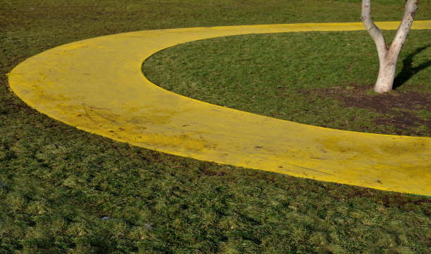 公园里的儿童交通游乐场。彩色的橡胶格子呢可以保护从自行车上摔下来的孩子。在弯道和起伏通道中用刀进行验证的能力。图片下载