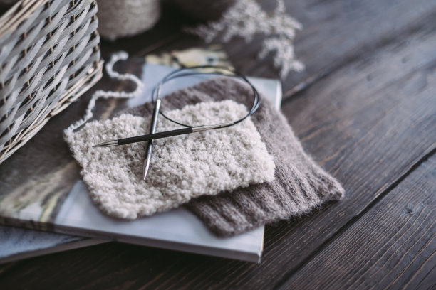 用针和纱线球在深色木制背景下手工编织。图片下载