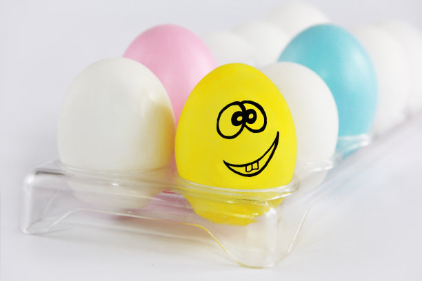 土耳其安塔利亚，2021年2月15日。黄色的复活节彩蛋，带着眼睛和微笑图片下载