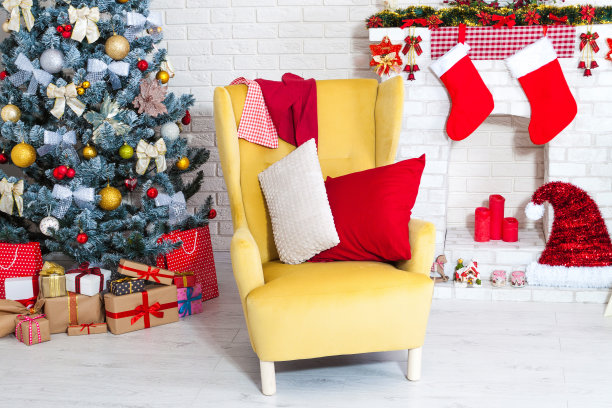 圣诞黄色扶手椅在一个圣诞室内-近图片下载
