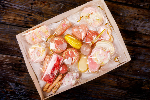 情人节糖果甜点特写：饼干、纸杯蛋糕、蛋糕棒棒糖、蛋白酥和巧克力图片下载