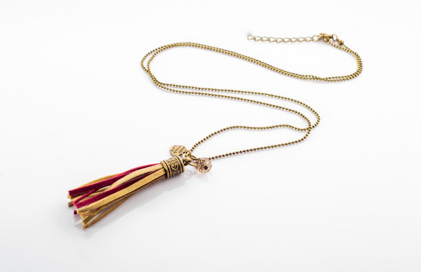 女人的吊坠孤立在白色的背景，时尚的波西米亚珠宝图片下载