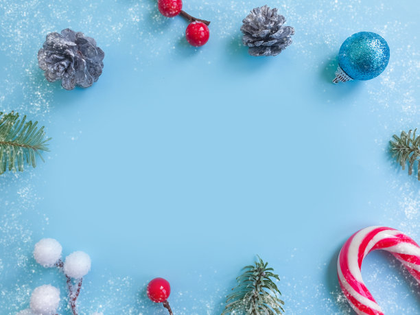 圣诞树的树枝，彩色背景上的糖果图片下载