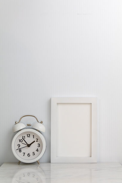 白色框架模型与白色闹钟大理石肖像复制空间图片下载