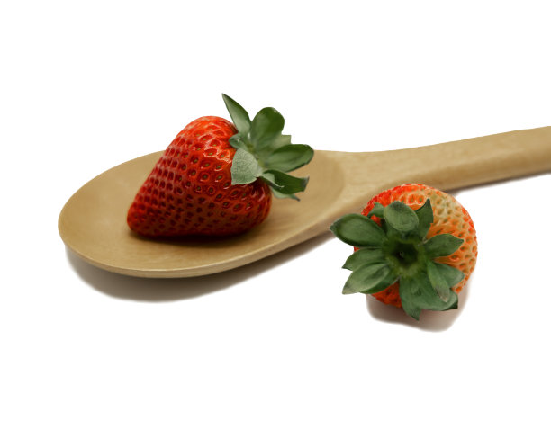 放在白色背景上的草莓。图片下载