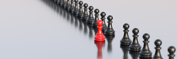 领导理念，国际象棋的红兵，从黑兵中脱颖而出，白色背景，左侧空白拷贝图片下载