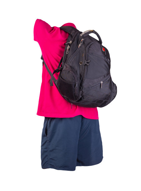 双肩包，运动短裤，衬衫与领口与钮扣隔离在白色福林。每天穿的衣服图片下载