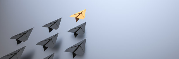 领导概念，黄色领导飞机领导黑色飞机，在黑色背景和空白的副本空间的右侧图片下载