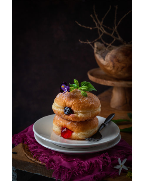 草莓和蓝莓馅的甜甜圈图片下载