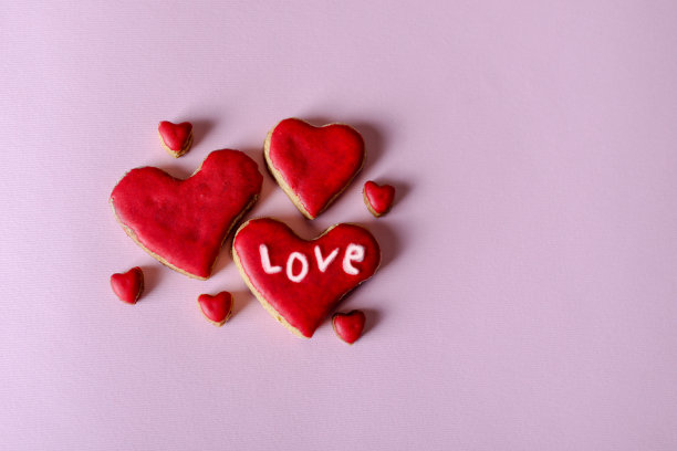 可爱的手工制作的红心饼干孤立在紫色的背景图片下载