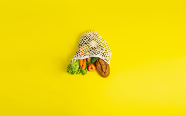 俯视图简单的袋装新鲜食品，零浪费的生态购物理念图片下载