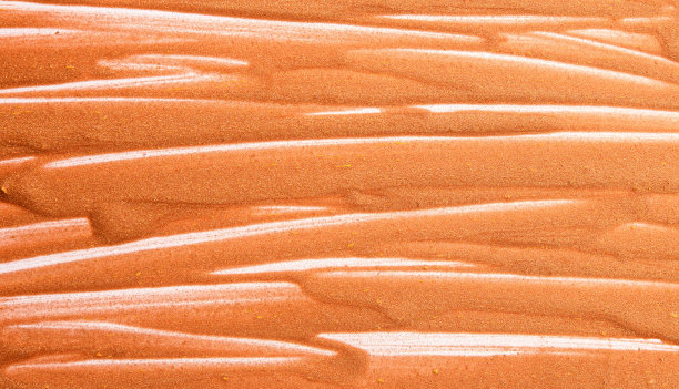 白色背景上金色物质的液体质地图片下载