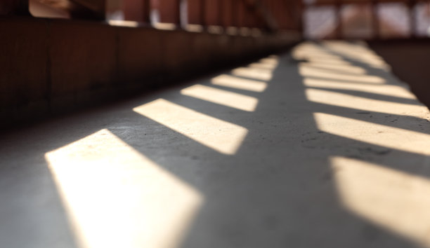 夕阳下屋顶下的阴影图片下载