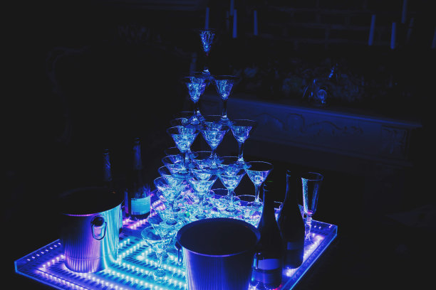 背景为正式宴会或婚礼用的金字塔形香槟酒杯图片下载