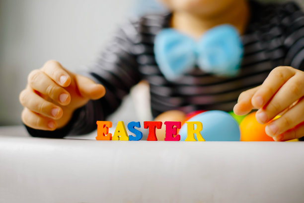 给孩子男孩信复活节背景彩色蛋。明信片。家庭学习阅读。有选择性的重点。图片下载