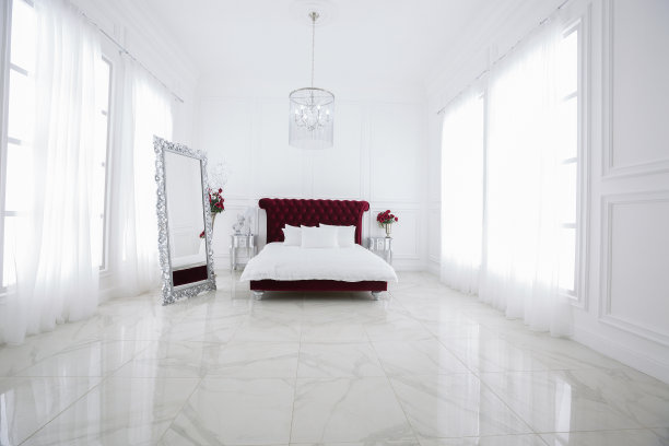 豪华白光卧室室内设计。暗红色大床图片下载