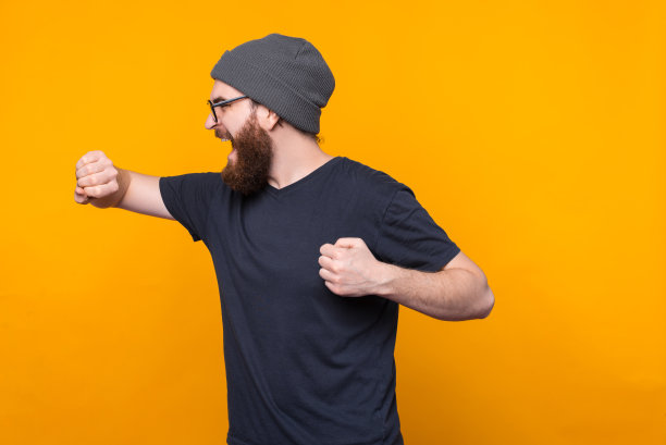 照片中的男子看起来很害怕，跑去上班图片下载