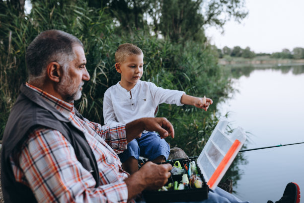 爷爷和他的孙子在户外钓鱼图片下载