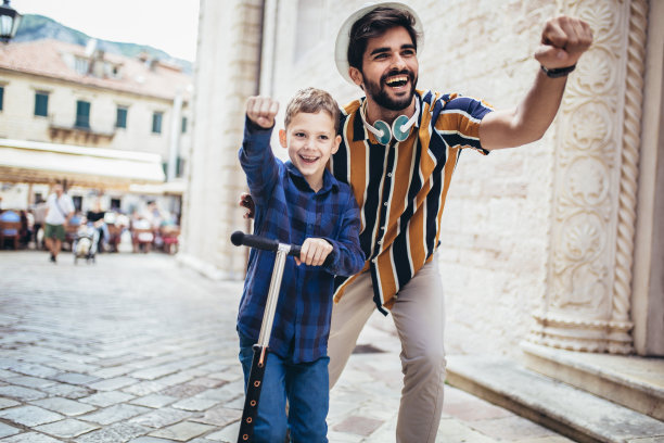 快乐的爸爸和小儿子玩滑板车玩得很开心图片下载