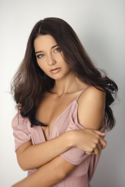 在工作室的伴娘肖像。迷人的年轻女子与完美的化妆和发型图片下载