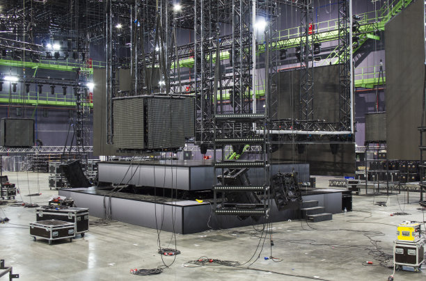 为电视节目安装专业舞台、音响、灯光及录像设备。Led显示屏。舞台照明设备固定在桁架上。线阵列扬声器。飞行情况。图片下载